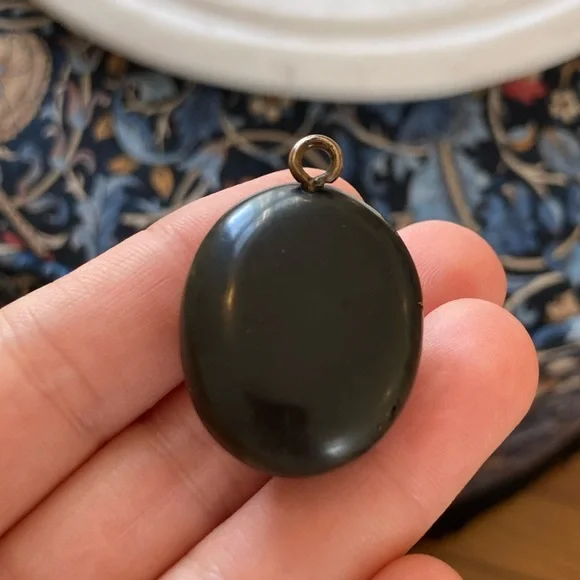 Antique Victorian Gutta Percha/Vulcanite Carved Floral Locket w/Interior Glass - Picture 13 of 14